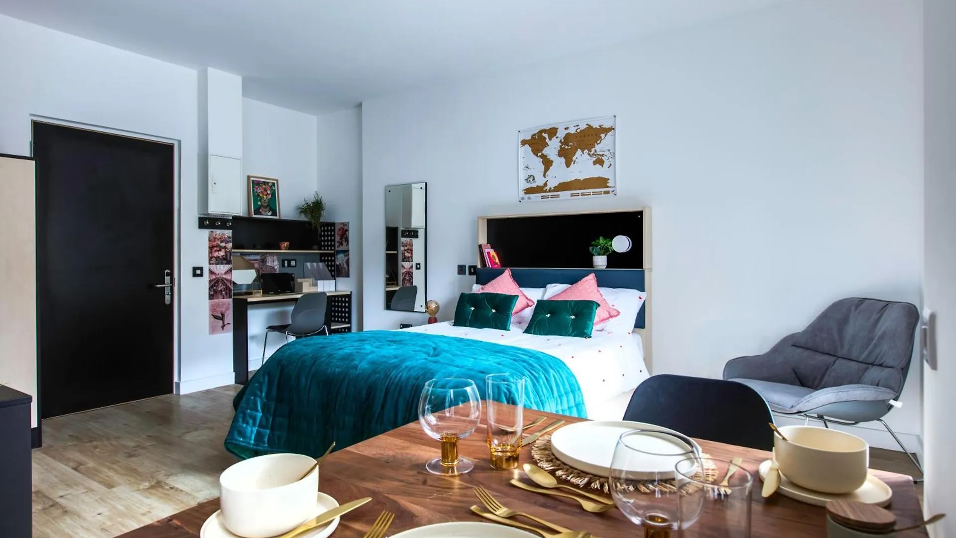 Yugo Dominick Place Дублин Ирландия